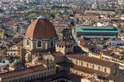 Il complesso di San Lorenzo e le Cappelle Medicee in centro a Firenze, dove si trova la Tomba di Lorenzo il Magnifico opera di Michelangelo