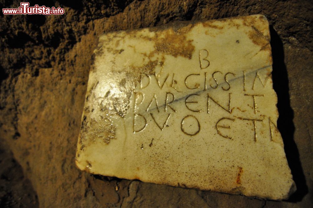 Immagine Una lapide dentro al cimitero di Santa Domitilla, le catacombe più estese di Roma