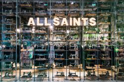 La vetrina dell'All Saints store nel centro commericale di Westfield a Londra - foto © mubus7 / Shutterstock.com