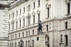 L'austero edificio che ospita le Churchill War Rooms a Londra