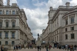 Ingresso del Churchill Museum di Londra. Qui dentro potrete rivivere le atmosfere londinesi del periodo della Seconda Guerra Mondiale - © stoyanh / Shutterstock.com