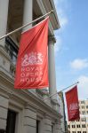 Londra, Covent Garden: bandiere sulla facciata della Royal Opera House, il più importante testro d'opera della capitale inglese - foto © Paul Wishart / Shutterstock.com