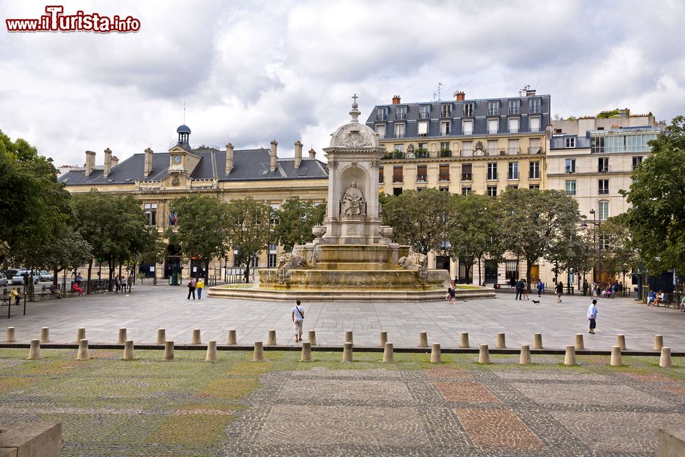 Immagine La fontana di Saint-Sulpice nella piazza di fronte all'omonima chiesa, pochi isolati a sud del quartiere di Saint-Germain-des-Prés a Parigi.