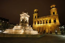 La fontana di St.Sulpice (realizzata nel 1844) e la chiesa di Saint-Sulpice, nel quartiere di Odéon, adiacente a quello di Saint-Germain-des-Prés a Parigi.