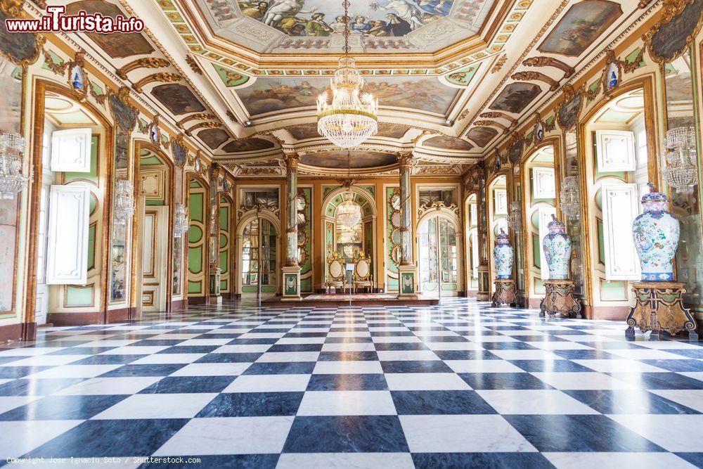 Immagine Il Salone degli Ambasciatori, Palazzo Naionale di Queluz è anche chiamata la sala degli specchi - © Jose Ignacio Soto / Shutterstock.com