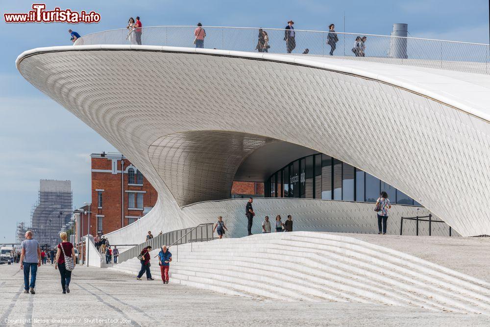 Immagine Il modernissimo edificio del MAAT di Lisbona sorge sul lungofiume del Tejo. Il tetto della struttura è pedonale - © Nessa Gnatoush / Shutterstock.com
