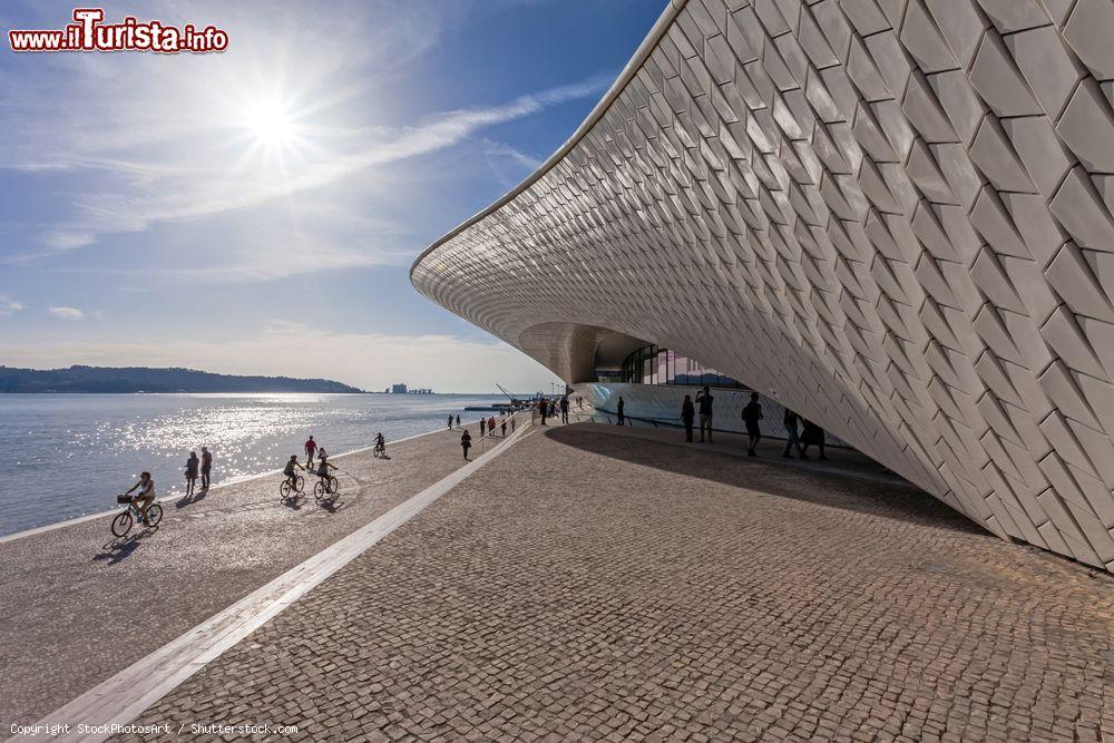 Immagine Il Museu de Arte Arquitetura e Tecnologia (MAAT) di Lisbona è stato progettato dallo studio di architetti AL_A - © StockPhotosArt / Shutterstock.com