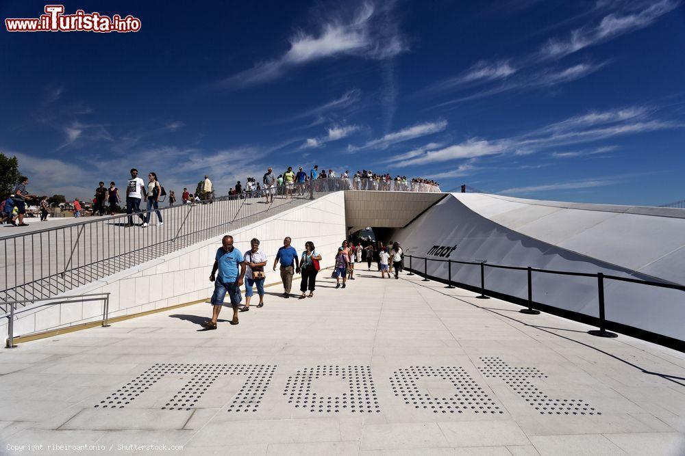 Immagine Ingresso della nuova "Kunsthalle", l'edificio inaugurato nel 2016 come sede delle mostre del MAAT di Lisbona - © ribeiroantonio / Shutterstock.com