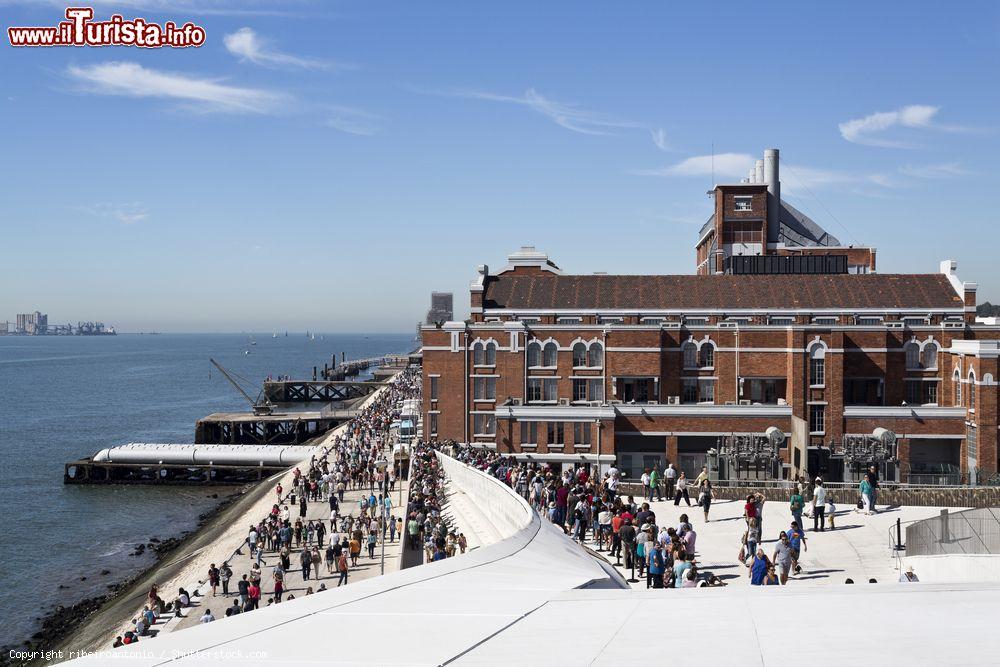 Immagine La gente cammina sul tetto del nuovo edificio del MAAT (Museo di Arte, Architettua e Tecnologia) di Lisbona. A fianco, il secondo edificio del museo, la Central Tejo - © ribeiroantonio / Shutterstock.com