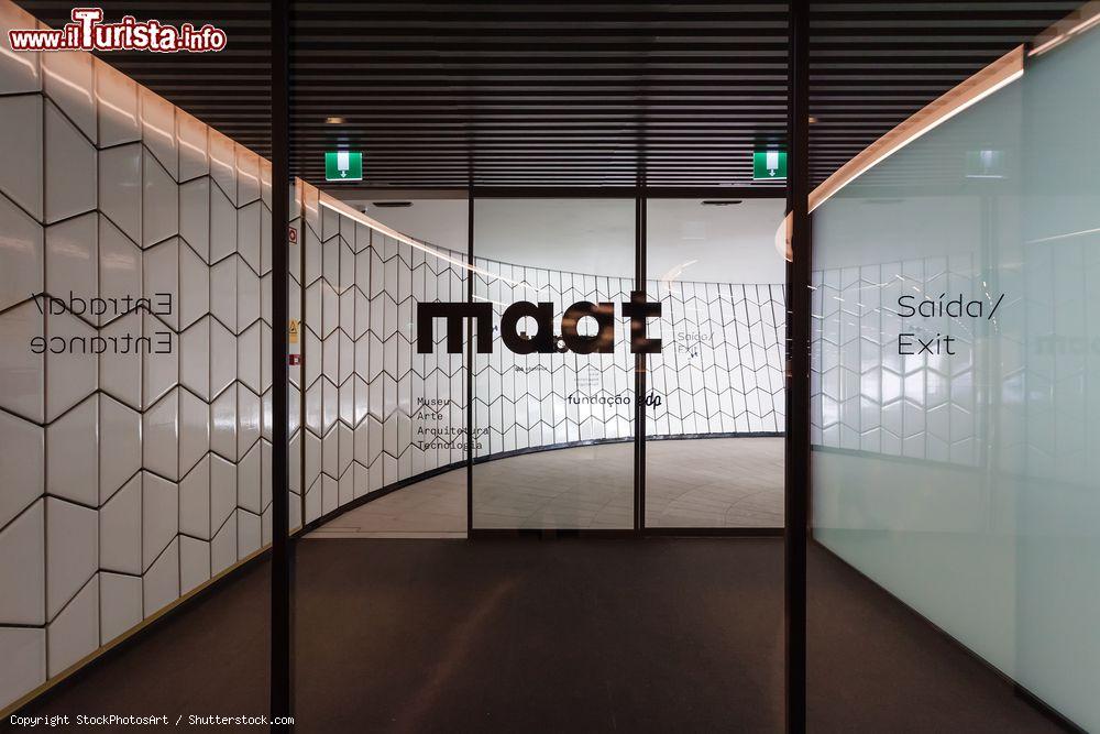Immagine Belém: la porta del nuovo edificio del MAAT (Museu de Arte Arquitetura e Tecnologia) di Lisbona - © StockPhotosArt / Shutterstock.com