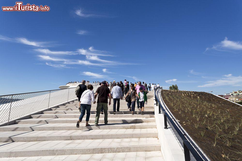 Immagine Le scale esterne del MAAT di Lisbona consentono di salire sul tetto del museo, da dove si può goidere di uno spettacolare panorama sulla città - © ribeiroantonio / Shutterstock.com