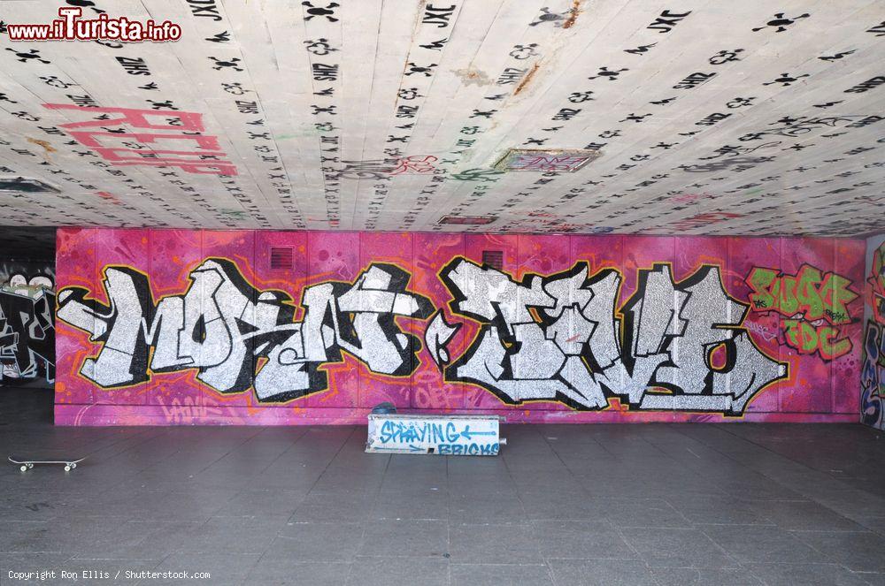 Immagine Graffiti negli ambienti soterranei del Southbank Centre a Londra. - © Ron Ellis / Shutterstock.com