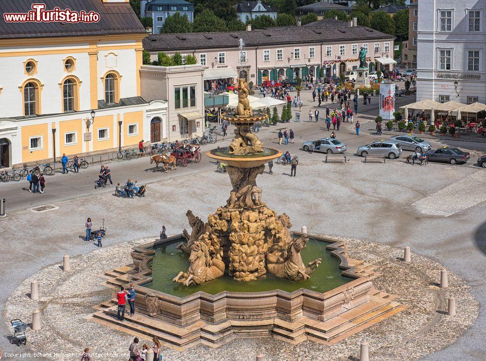 Immagine Vista aerea della fontana di Residenzplatz a Salisburgo - © Botond Horvath / Shutterstock.com