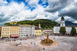 Residenzplatz la centrale piazza di Saliburgo dove si trova il Palazzo della Residenza e il Duomo cittadino - © Botond Horvath / Shutterstock.com