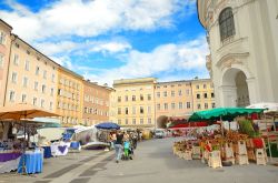 Mercato estivo nella cornice di Piazza della Residenza in centro a Salisburgo - © Tatiana Volgutova / Shutterstock.com