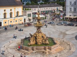 Vista aerea della fontana di Residenzplatz a Salisburgo - © Botond Horvath / Shutterstock.com