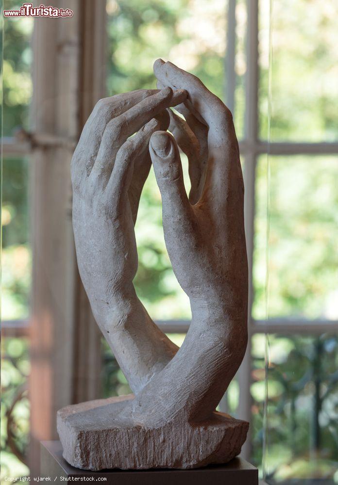 Immagine La Cattedrale, una statua opera di Auguste Rodin nel museo di Parigi - © wjarek / Shutterstock.com
