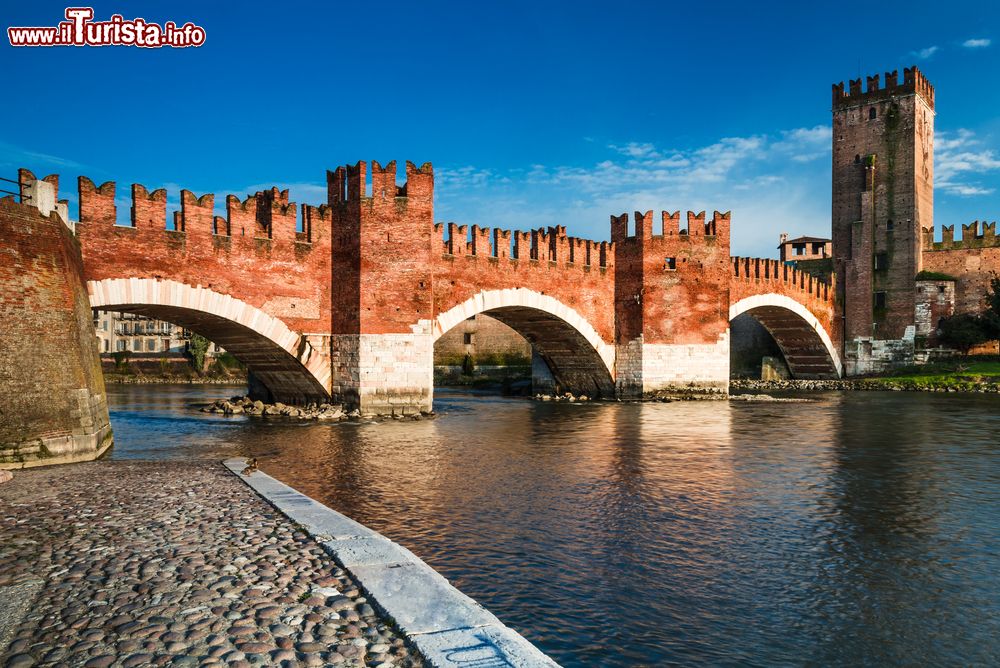 Immagine Il Ponte Castelvecchio anche conosciuto come Ponte Scaligero sul fiume Adige a Verona