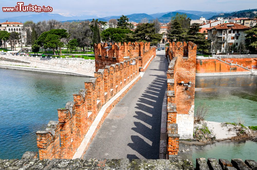 Immagine il ponte Scaligero fotografato dalle fortificazioni di Castelvecchio a Verona