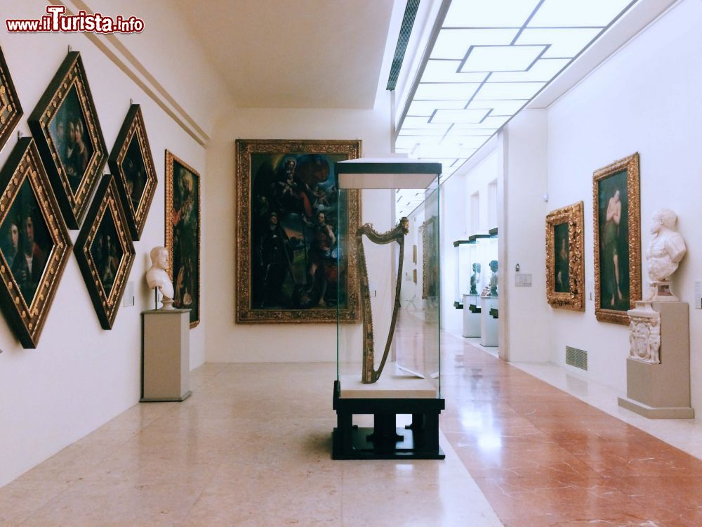 Immagine Arpa Estense  in una delle sale del Museo di Modena