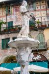 Particolare della fontana in Piazza delle Erbe a Verona, dove si può ammirare l'antica statua detta "Madonna Verona"  - © vvoe / Shutterstock.com