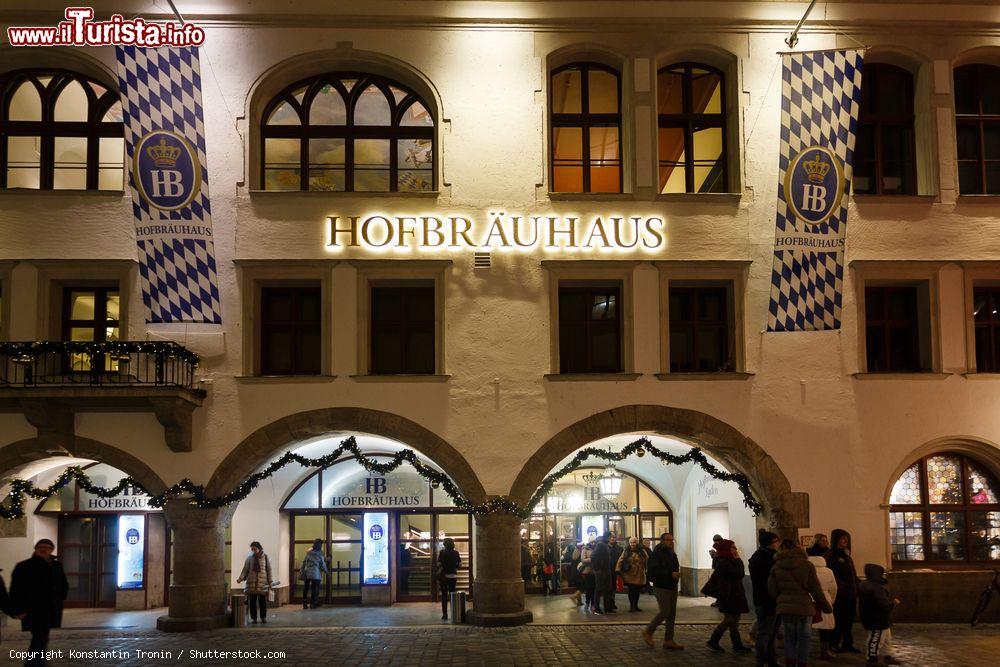 Immagine Monaco, Germania: la Hofbrauhaus, fondata nel 1589, è la più famosa birreria della città bavarese - foto © Konstantin Tronin / Shutterstock.com