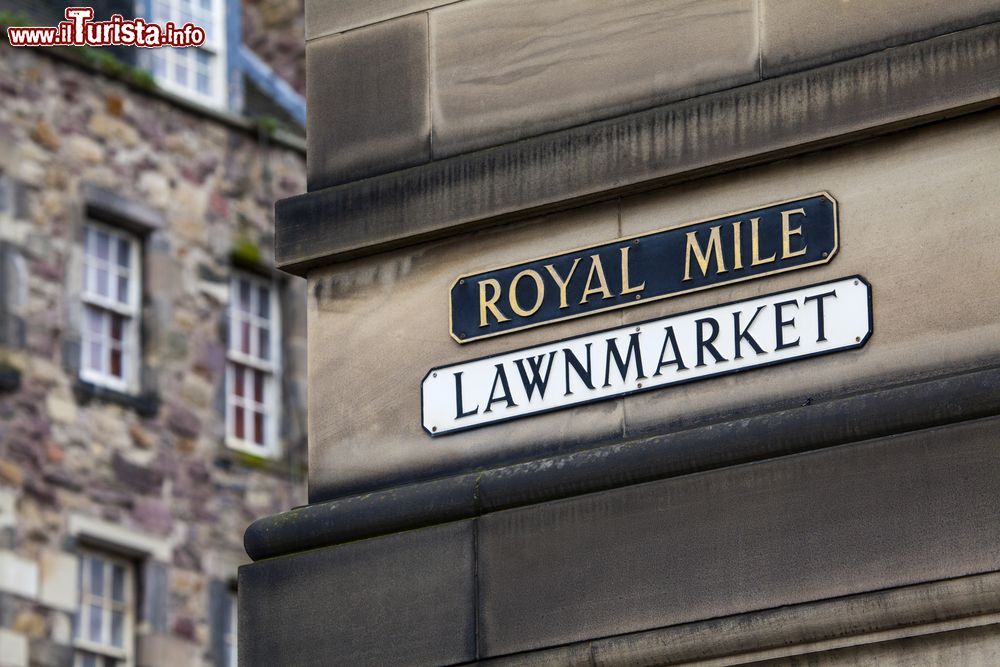 Immagine Un cartello stradale di Lawnmarket (l'antica strada dei venditori di stoffe) lungo il Royal Mile di Edimburgo.