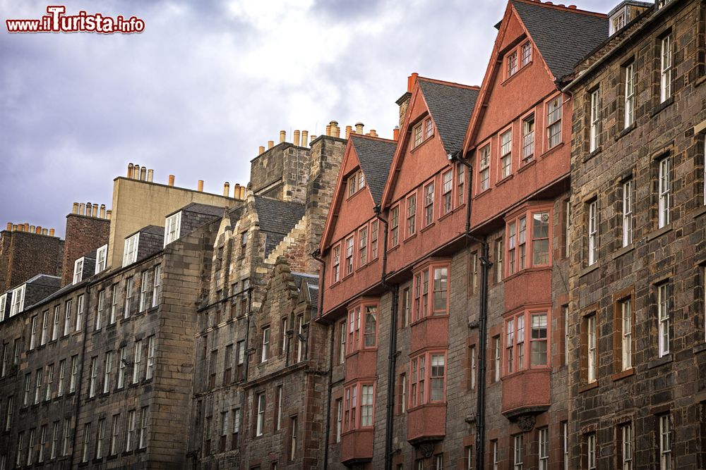 Immagine L'architettura di alcuni palazzi storici che si affacciano sul Royal Mile di Edimburgo (Scozia).