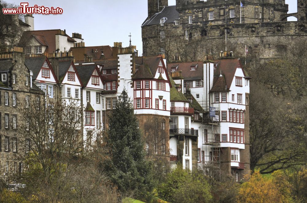 Immagine Ramsay Garden è un complesso di sedici case private nell'area di Castlehill a Edimburgo (Scozia), visibili da Princes Street.