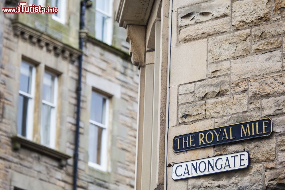 Immagine Segnali stradali di Canongate e del Royal Mile nel centro di Edimburgo (Scozia, UK).