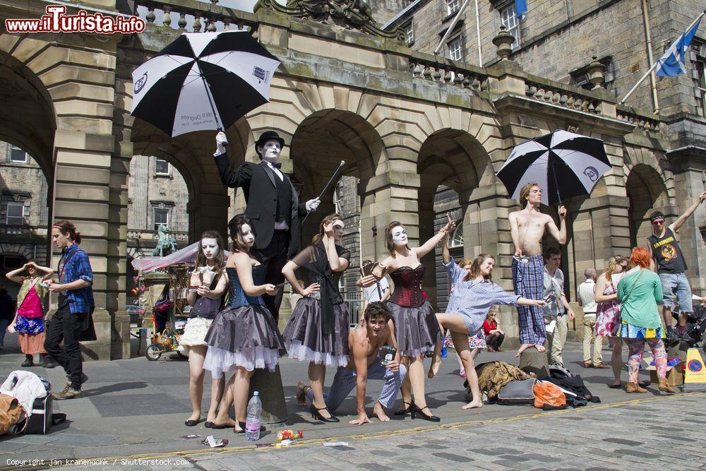 Immagine Uno spettacolo in strada sul Royal Mile durante l'Edinburgh Festival Fringe che si tiene ogni anno in estate - © jan kranendonk / Shutterstock.com