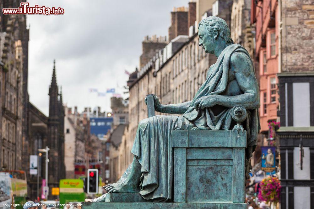 Immagine La statua di David Hume, famoso filosofo scozzese, sul Royal Mile di Edimburgo - foto © Ivica Drusany / Shutterstock.com