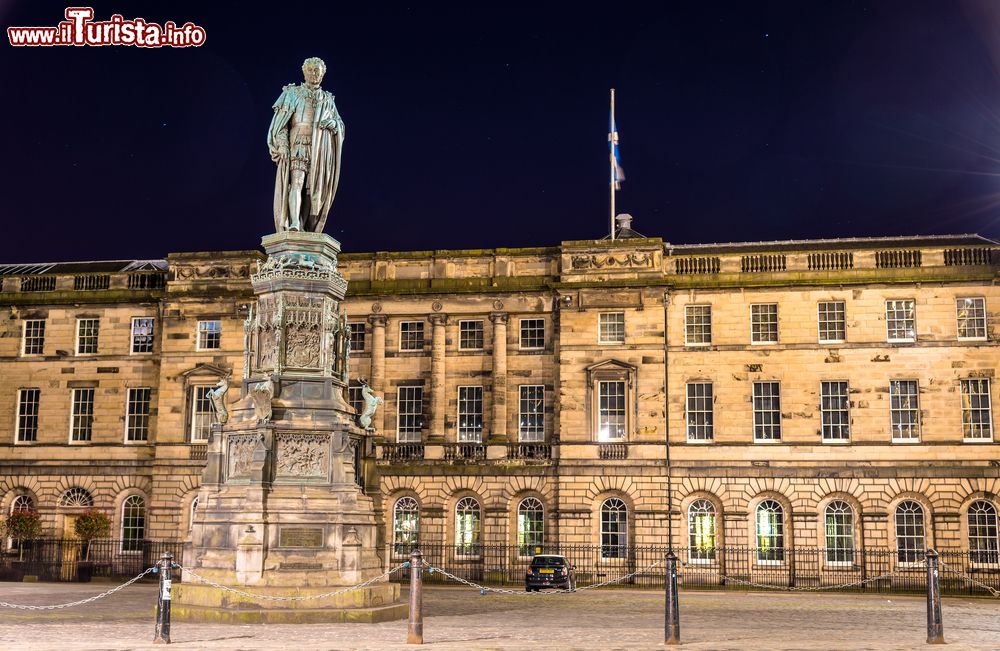 Immagine La statua di Walter Montagu Douglas Scott di fronte alla Parliament House di Edimburgo, accanto al Royal Mile.