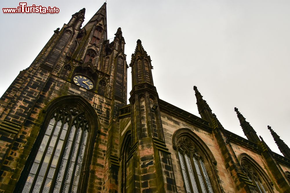 Immagine L'edificio noto come "The Hub" si trova al principio del Royal Mile di Edimburgo. Fu costruito tra il 1842 e il 1845 in pietra nera e in stile gotico.