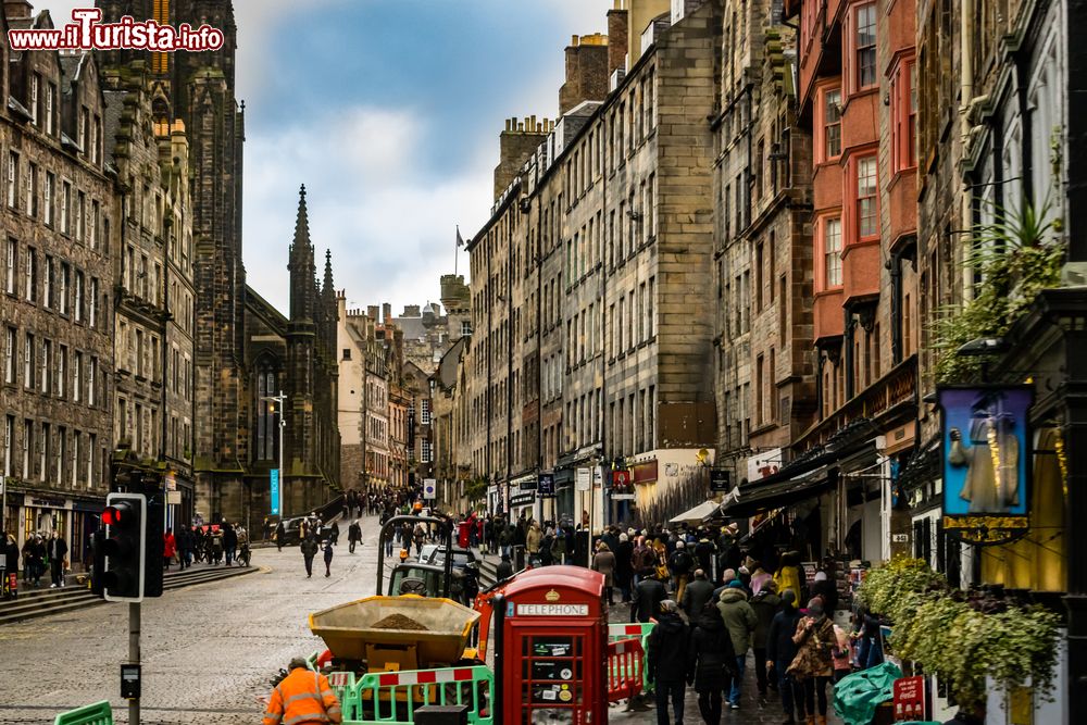 Immagine The Royal Mile è il simbolo di Edimburgo. La strada misura un miglio (circa 1600 metri) e taglia in due il centro storico unendo l'Edinburgh castle e l'Holyrood Palace.