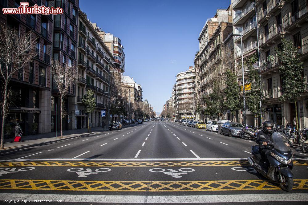 Immagine Il viale del modernismo a Barcellona: il Passeig de Gracia, nel quartiere Eixample - © csp / Shutterstock.com