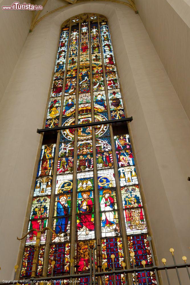 Immagine Particolare di una delle vetrate della chiesa Frauenkirche di Monaco - © Antonio Gravante / Shutterstock.com