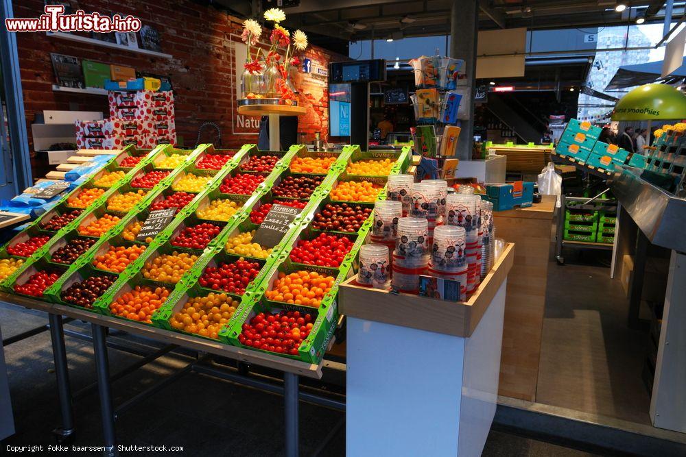 Immagine Bancarelle di frutta esposte dentro al Markthal di Rotterdam  - © fokke baarssen / Shutterstock.com