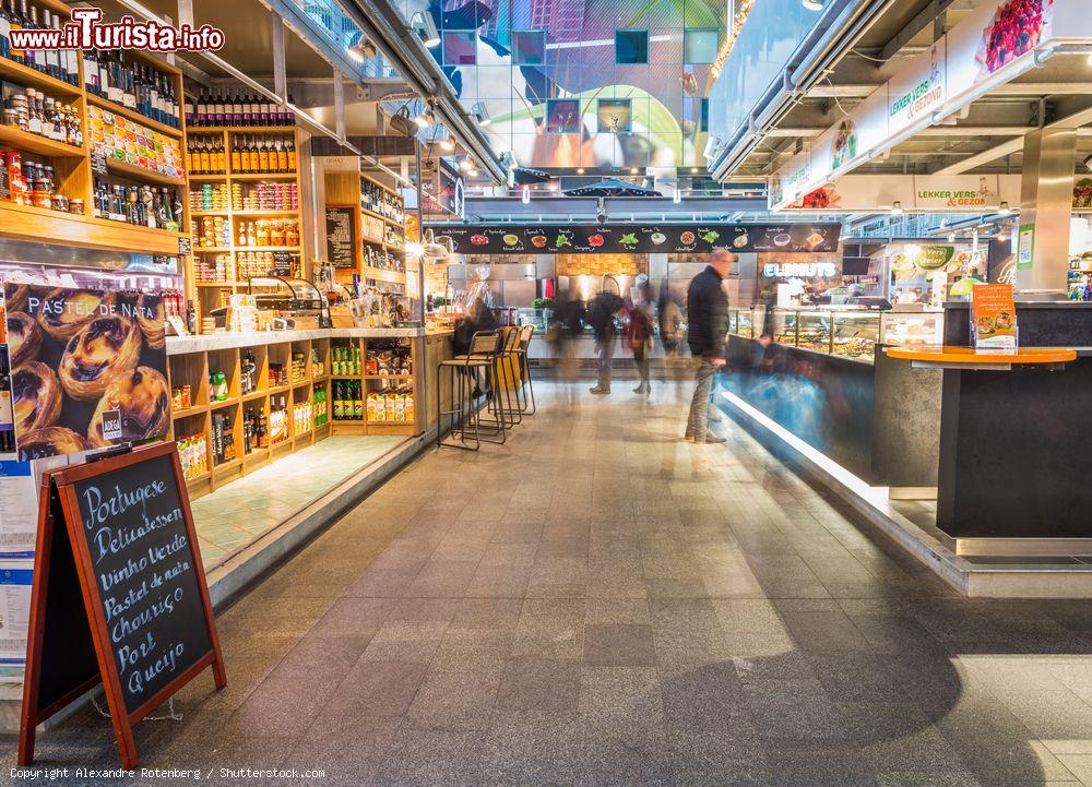 Immagine Negozi alimentari nel mercato coperto Markthal di Rotterdam - © Alexandre Rotenberg / Shutterstock.com