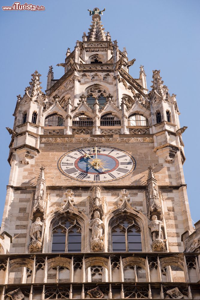 Immagine L'edificio neogotico del Nuovo Municipio di Monaco di Baviera vanta una torre slanciata impreziosita dal famoso Glockenspiel, un enorme carillon che suona tutte le sere.
