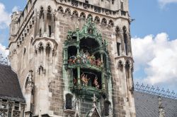 Il Glockenspiel del Muncipio di Monaco di Baviera è una delle principali attrazioni turistiche della città tedesca.