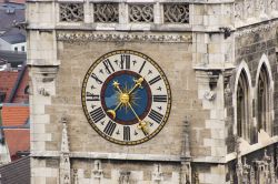 L'orologio della torre del Municipio di Monaco di Baviera svetta su Marienplatz e il centro storico.