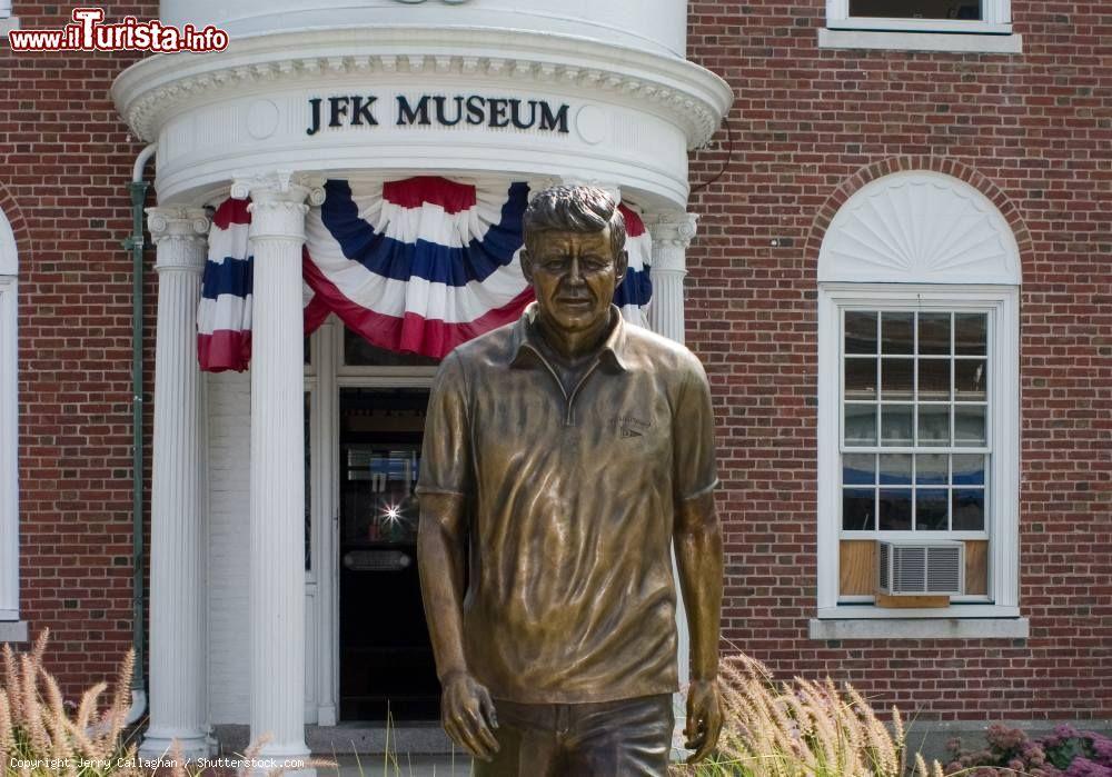 Immagine Particolare della statua di John Kennedy al JFK Museum di Hyannis, Cape Cod - © Jerry Callaghan / Shutterstock.com