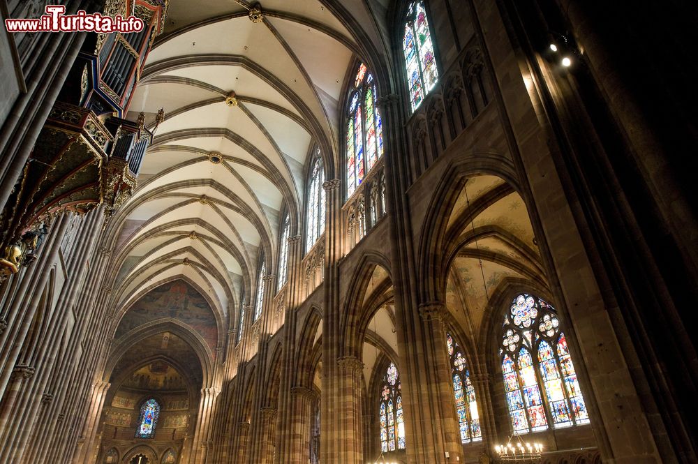 Immagine Strasburgo (Bas-Rhin, Alsazia): l'interno gotico della splendida cattedrale di Notre-Dame de Strasbourg.