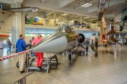 Un aereo da guerra all'interno del Deutsches Museum, uno dei più visitati di Monaco di Baviera - © JJFarq / Shutterstock.com