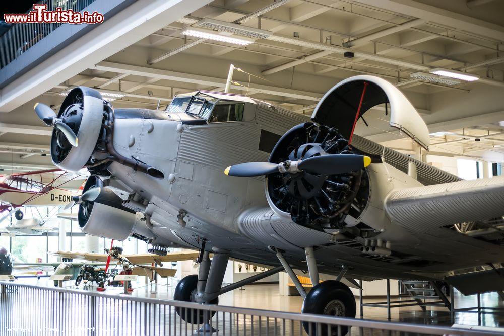 Immagine Un vecchio aeroplano all'interno del gigantesco Deutsches Museum di Monaco (Germania) - © In Green / Shutterstock.com