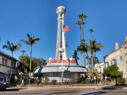 La mitica torre del Crossroads of the World su Sunset Boulevard a Los Angeles (California) fu costruita nel 1936 - © Alex Millauer / Shutterstock.com