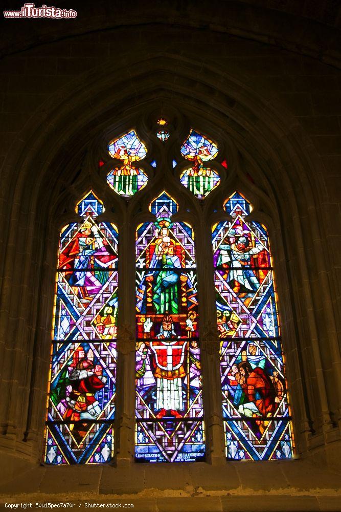 Immagine La vetrata vista dall'interno della Cattedrale di Notre-Dame a Losanna (Svizzera) - foto © 50u15pec7a70r / Shutterstock.com