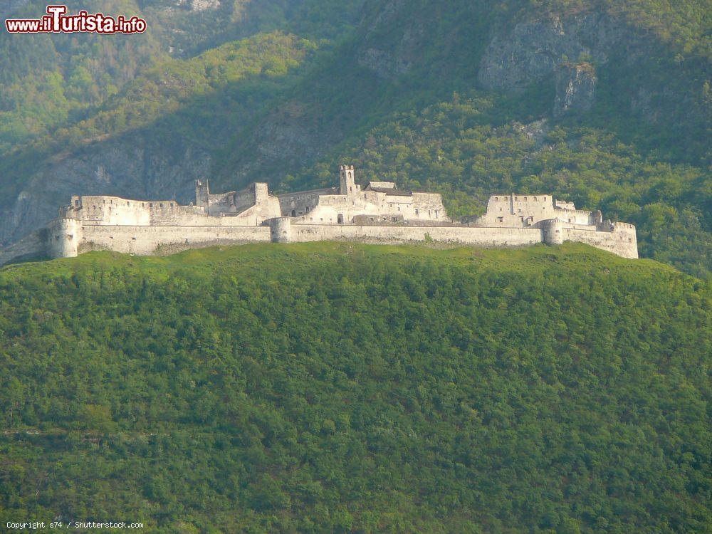 Immagine Castel Beseno (Besenello, Trentino-Alto Adige) è conosciuto anche con il nome tedesco di Schloss Pysein e domina la sottostante Vallegarina - foto © s74 / Shutterstock.com