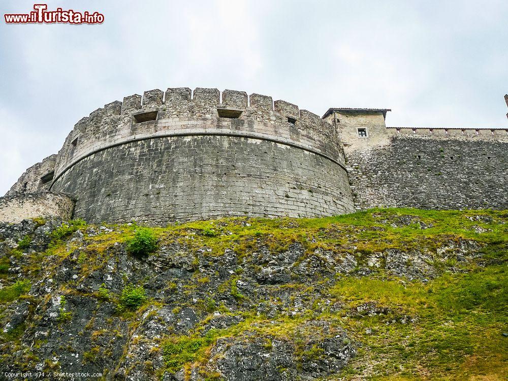 Immagine I grandi bastioni di Castel Beseno sono cinquecenteschi, perchè con l'invenzione della polvere da sparo si dovette riadattare la struttura per resister agli attachi con le nuove armi - foto © s74 / Shutterstock.com